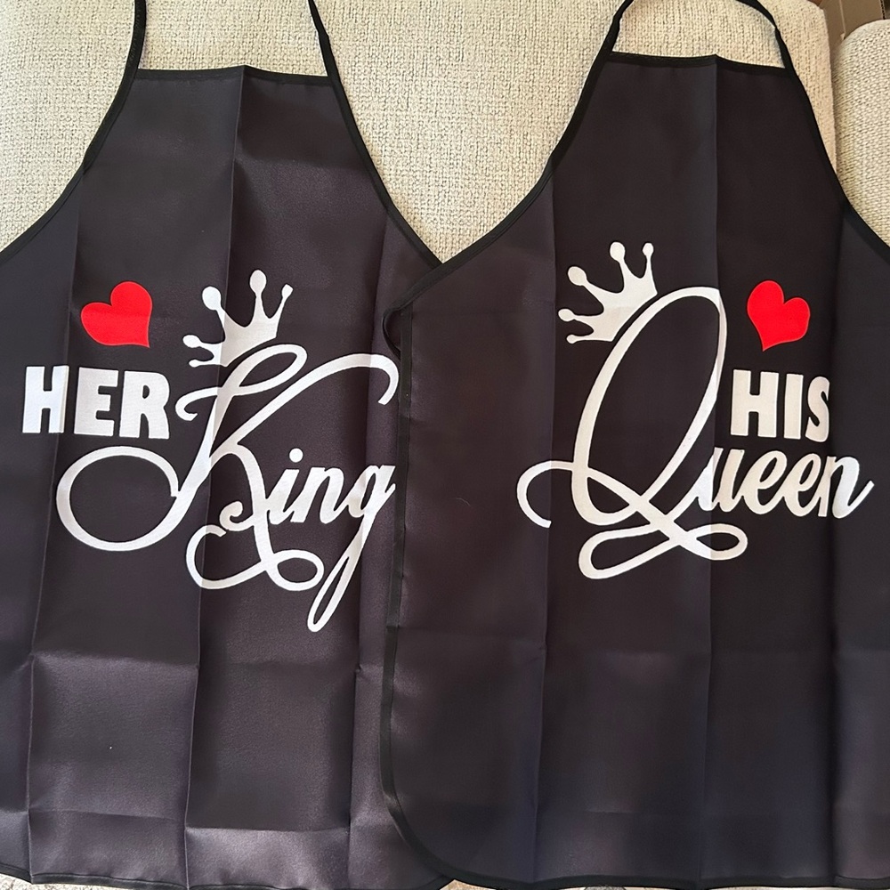 His and Her Apron Set with Heart Design NWOT🥂